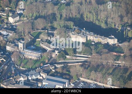 Skipton Castle und Holy Trinity Church, Skipton, North Yorkshire. Luftaufnahme. Stockfoto