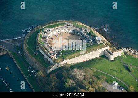 NoThe Fort, Küstenbatterie und jetzt Museum, Weymouth, Dorset. Luftaufnahme. Stockfoto