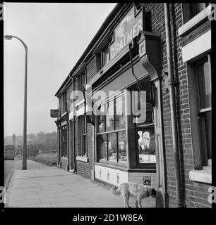 Blick nach Südwesten mit den Nummern 114-118 Lord Street (jetzt Etruria Old Road) mit den Räumlichkeiten von G Palmer, Butcher, im Vordergrund und Abfallboden in der Ferne. Stockfoto