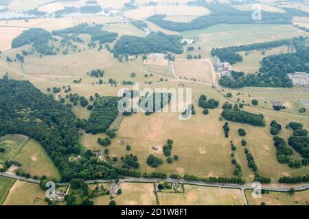 Landschaftspark bei Wentworth Woodhouse, beeinflusst von Humphry Repton im Jahr 1790, Sommer 2018 Dürre zeigt einige Parching, Wentworth, South Yorkshire. Luftaufnahme. Stockfoto