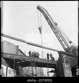 Blick in Richtung Caroline Street vom Times Square zeigt Reparaturarbeiten an der Brücke, die die North Staffordshire Railway über die Straße führt. Stockfoto