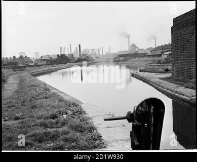 Blick Richtung Norden entlang des Trent & Mersey Canal von Summit Lock, Etruria. Stockfoto