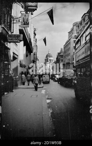 Straßenansicht der Fleet Street, Blick nach Osten durch Ludgate Hill in Richtung St. Paul's Cathedral im Hintergrund. Stockfoto