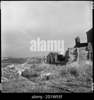 Blick nordöstlich vom westlichen Ende der Bedford Street mit den teilweise abgerissenen Häusern der Bedford Street im linken Vordergrund und der Töpferei Dresden in der linken Entfernung. Stockfoto