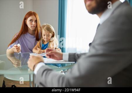 Depressive Frau, die das Problem zu Psychologen, ansprechenden Mann halten Interview, haben sprechen, hören Sie zu ihr. Zu Hause Stockfoto