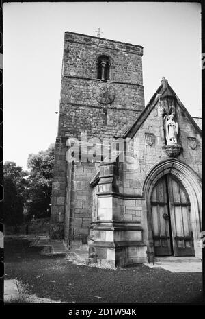 Außenansicht der St. Michael und All Angels Kirche, zeigt die Südveranda im Vordergrund, mit Südschiff und Westturm im Hintergrund. Stockfoto