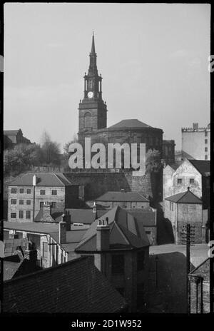 Gesamtansicht der Allerheiligenkirche, von einem hohen Aussichtspunkt im Nordosten mit Dächern von Wohngebäuden im Vordergrund die Ansicht zeigt die östliche Erhebung der Kirche, mit dem Südturm auf der linken Seite und dem ovalen Kirchenschiff auf der rechten Seite. Die Kirche wurde 1786-96 von David Stephenson erbaut und wird heute als Zentrum für Stadtstudien und Konzertsaal genutzt. Die Wohngebäude und Dächer im Vordergrund wurden seitdem durch große moderne Gebäude ersetzt, darunter auch große Mehrfamilienhäuser. , um 1955 - um 1980. Stockfoto
