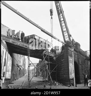 Blick in Richtung Caroline Street vom Times Square zeigt Reparaturarbeiten an der Brücke, die die North Staffordshire Railway über die Straße führt. Stockfoto