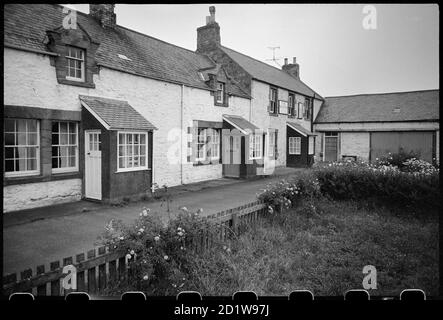 Außenansicht des Ship Inn und zwei benachbarte Cottages, auf der westlichen Seite des Newton Seahouses Square, von Südosten aus gesehen. Stockfoto