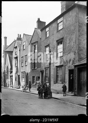 Ein Blick auf Häuser aus dem 17. Und 18. Jahrhundert auf der Nordseite der Beef Lane, Oxford, zeigt die Fronten der Nummern 4-8 aus dem Südwesten, mit Kindern im Vordergrund neben einem Laternenpfosten. Stockfoto