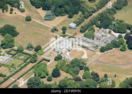 Antony House, Cornwall. Anthony House, ein Haus aus dem frühen 18. Jahrhundert, mit einem von Humphry Repton gestalteten Grundstück in der Nähe von Torpoint, Cornwall. Luftaufnahme. Stockfoto