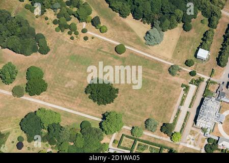 Antony House, Cornwall. Formeller Gartenparchmark, der im sehr heißen, trockenen Sommer 2018 im Antony House, nahe Torpoint, Cornwall, gezeigt wird. Luftaufnahme. Stockfoto