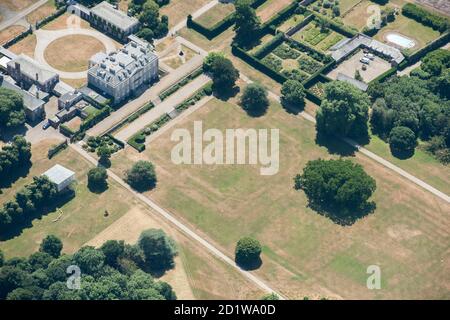 Antony House, Cornwall. Formeller Gartenparchmark, der im sehr heißen, trockenen Sommer 2018 im Antony House, nahe Torpoint, Cornwall, gezeigt wird. Luftaufnahme. Stockfoto