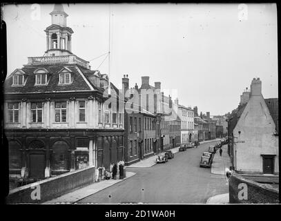 King Street, King's Lynn, Norfolk. Ein Blick nach Norden entlang der King Street mit dem Custom House im linken Vordergrund und dem Eingang zur Purfleet Street auf der rechten Seite. Stockfoto