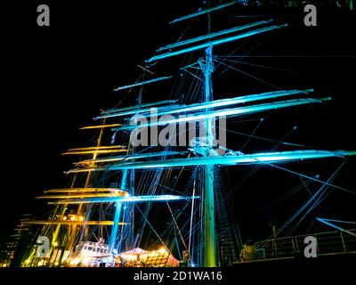 Bunte Lichter auf Masten auf Segelbooten Umgebung verschwommen durch Bewegung Stockfoto