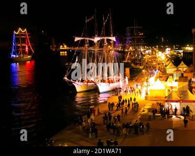 Bunte Lichter auf Masten auf Segelbooten Umgebung verschwommen durch Bewegung Stockfoto
