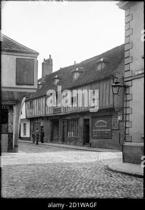 Hampton Court, Nelson Street, Kings Lynn, Norfolk. Drei Figuren, die vor Hampton Court in der Nelson Street stehen, vom südlichen Ende des St. Margaret's Place aus gesehen. Stockfoto