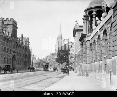 High Street, Oxford, Oxfordshire. Allgemeine Ansicht nach Westen entlang der High Street mit dem Eingang zum Queens College im Vordergrund und St. Mary's Kirche dahinter. Stockfoto