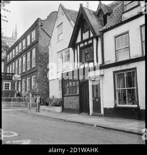 Sewell House, Church Plain, Great Yarmouth, Norfolk. Das Äußere von 26 Church Plain mit der Nummer 27 im Vordergrund teilweise sichtbar und St. Nikolaus Vikarage im Hintergrund das Haus ist die Geburtsstätte von Anna Sewell, die Black Beauty schrieb, während sie dort lebte. Stockfoto