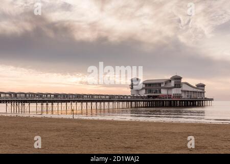 Grand Pier, Marine Parade, Weston-Super-Mare, North Somerset. Gesamtansicht des Piers von Nord-Osten, bei Ebbe. Stockfoto