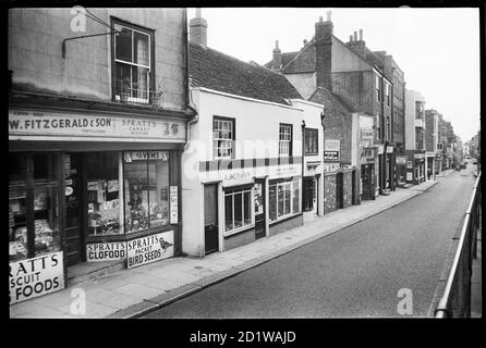 High Street, Hastings, East Sussex. Ein Blick nach Süden von der erhöhten Bürgersteig auf der Westseite der High Street zeigt Gebäude auf der Ostseite der Straße mit der Nummer 16 im Vordergrund. Stockfoto