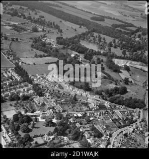 Cirencester, Gloucestershire. Das römische Ampitheater, bekannt als Stierring, und neues Gehäuse in Chesterton, Cirencester. Stockfoto