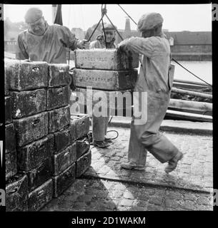 Great Yarmouth, Norfolk. Fischkisten werden auf einen Kai in Great Yarmouth entladen. Stockfoto