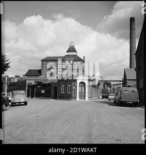 McMullen's Brewery, Hartham Lane, Hertford, Hertfordshire. McMullen's Hertford Brewery von der Hartham Lane aus gesehen, nach Norden in Richtung des ehemaligen Tally-Hauses im mittleren Vordergrund. Stockfoto