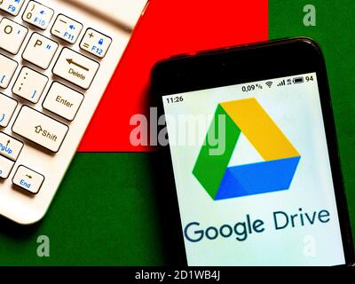 In diesem Foto Illustration ein Google Drive Gerät von Google LLC-Logo wird auf einem Smartphone angezeigt Stockfoto