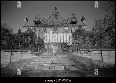 Tanfield Hall, Front Street, Stanley, County Durham. Eine Außenansicht der Tanfield Hall, von Süden gesehen, am unteren Ende einer Treppe mit dem Tor im Vordergrund. Stockfoto