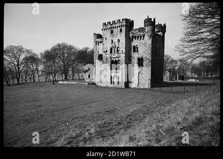 Hylton Castle, Sunderland. Eine Außenansicht von Hylton Castle, von Nordosten gesehen und zeigt die östliche Erhebung des befestigten Turmhauses. Stockfoto