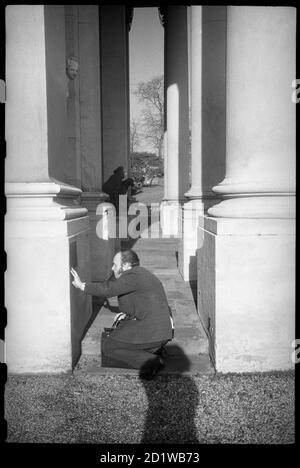 Wynyard Hall, Wynyard Park, Grindon, Stockton-On-Tees. Ein detailliertes Bild von Neville Whittaker, Architekt und Co-Autor von Historic Architecture of Durham mit Ursula Clark, gesehen knieend in der Portikus von Wynyard Hall. Stockfoto