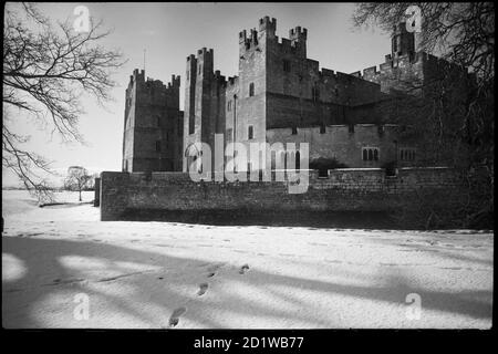 Raby Castle, Raby Mit Keverstone, Raby Mit Keverstone, County Durham. Eine Außenansicht von Raby Castle, zeigt die östliche Erhebung von Südosten, mit einer niedrigen Vorhangmauer im Vordergrund. Stockfoto