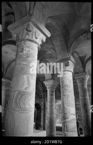 Durham Castle, Durham, County Durham. Eine Innenansicht der normannischen Kapelle, die sich in der untersten Ebene des nördlichen Bereichs von Durham Castle befindet und die geschnitzten Arkaden zeigt. Stockfoto