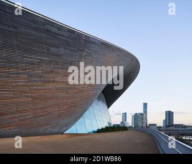 Außenansicht des London Aquatics Centre, Queen Elizabeth Olympic Park, London UK. Entworfen von Zaha Hadid Architects. Fertiggestellt im Jahr 2012. Stockfoto