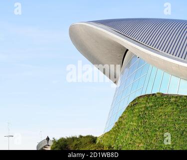 Außenansicht des London Aquatics Centre, Queen Elizabeth Olympic Park, East London, Großbritannien. Fertiggestellt im Jahr 2012. Stockfoto