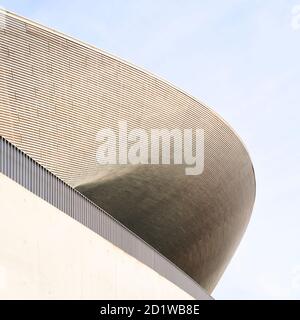 Außenansicht des London Aquatics Centre, Queen Elizabeth Olympic Park, London UK. Entworfen von Zaha Hadid Architects. Fertiggestellt im Jahr 2012. Stockfoto