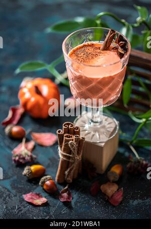 Würziger Cocktail, Kürbis-Smoothie mit Zimt, Anis. Traditionelle Herbstgerichte. Stockfoto