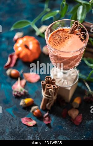 Würziger Cocktail, Kürbis-Smoothie mit Zimt, Anis. Traditionelle Herbstgerichte. Stockfoto