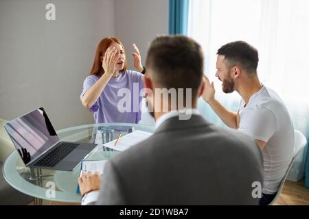 Junge kaukasische Paar zu Besuch professionellen Anwalt, verweigern Dekret Papier unterzeichnen und abschließen Scheidung. Bei Ehe Berater oder Agent Büro. Familientrennung, Scheidung Konzept Stockfoto