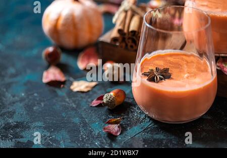 Würziger Cocktail, Kürbis-Smoothie mit Zimt, Anis. Traditionelle Herbstgerichte. Stockfoto