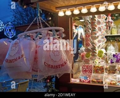 Lutscher und Zuckerwatte auf einem Weihnachtsmarkt Stockfoto