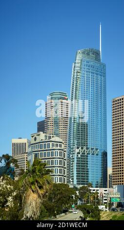 Glasfassade des Wilshire Grand Center, ein 1,100 Fuß großer, 73-stöckiger Wolkenkratzer im Herzen von Los Angeles, Kalifornien, USA. Gebäude fertiggestellt 2017. Stockfoto