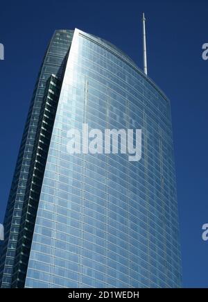 Glasfassade des Wilshire Grand Center, ein 1,100 Fuß großer, 73-stöckiger Wolkenkratzer im Herzen von Los Angeles, Kalifornien, USA. Gebäude fertiggestellt 2017. Stockfoto