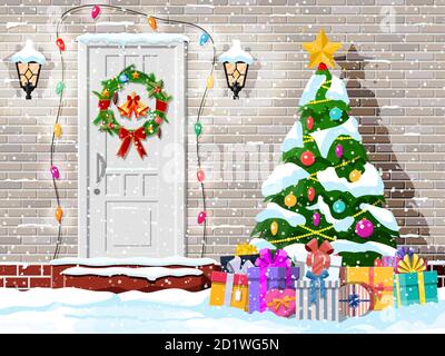 Weihnachtliche Türdekoration. Eingang zum Vorstadthaus mit Kranz, Glocken, Girlande Lichter dekoriert. Weihnachtsgrüße. Schneeflocken, Geschenkboxen. Neujahr und Weihnachtsfeier. Flache Vektorgrafik Stock Vektor