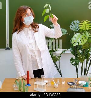 Die Probleme mit der Bildung in der Schule während einer Pandemie Coronavirus. Lernschwierigkeiten während der Grippeepidemie Stockfoto