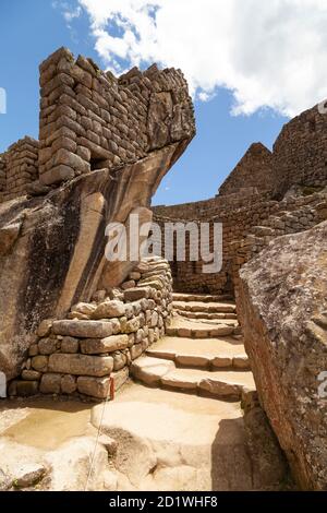 Machu Picchu, Peru - 6. April 2014: Architektur und Details der angestammten Bauten und Gebäude der Inka-Zivilisation, Tempel des Cond Stockfoto