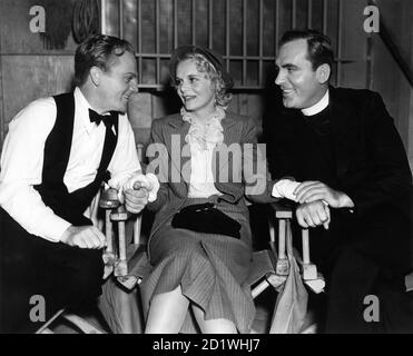 JAMES CAGNEY Set Visitor MARIE WILSON und PAT O'BRIEN am Set offen während der Dreharbeiten von ENGELN MIT SCHMUTZIGEN GESICHTERN 1938 Regisseur MICHAEL CURTIZ Warner Bros Stockfoto