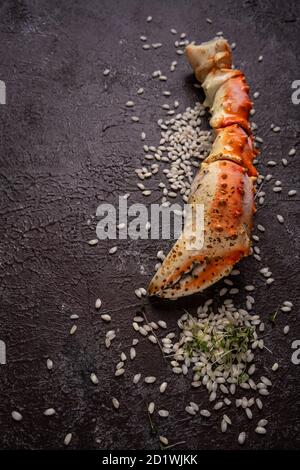 Phalanx Krabbe auf braunem Futterhintergrund Stockfoto