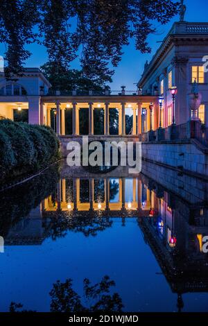 Nachtansicht des Palastes auf dem Wasser im Royal Lazienki Park in Warschau, Polen, erbaut 1689. Stockfoto